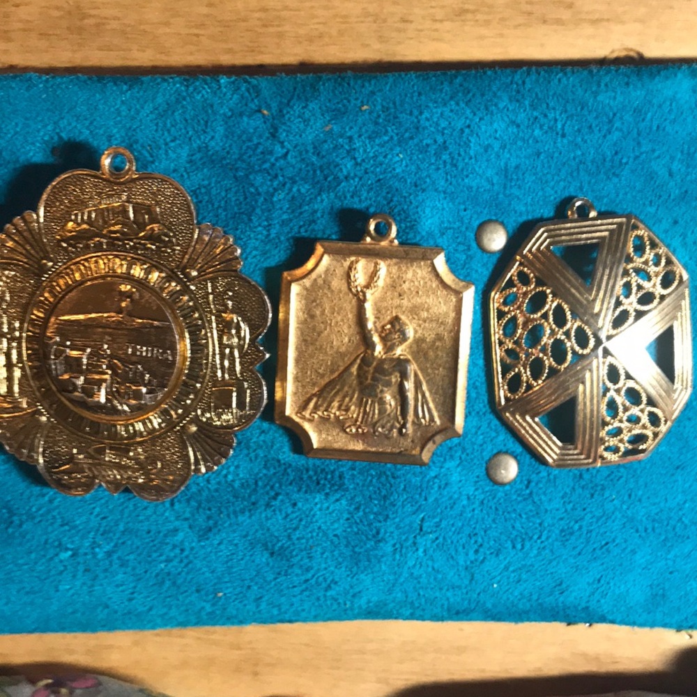 Vintage medallion set